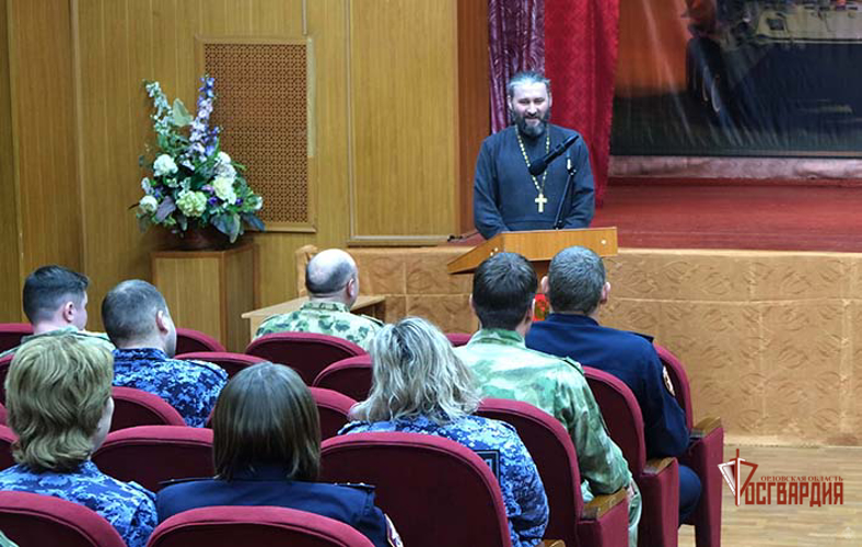 Накануне православного праздника священнослужитель побеседовал с орловскими росгвардейцами