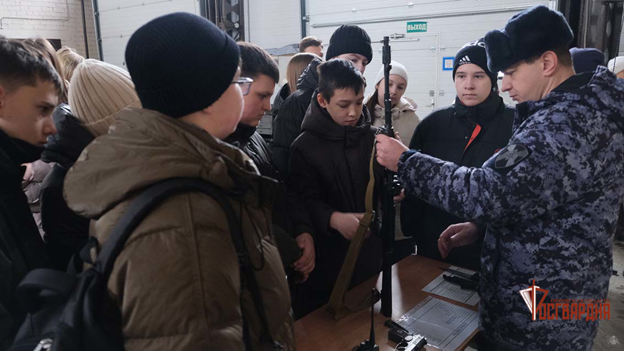 В преддверии Дня защитника Отечества росгвардейцы провели урок мужества для школьников