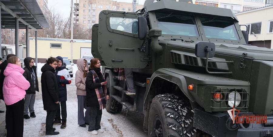 В преддверии Дня защитника Отечества росгвардейцы провели урок мужества для школьников