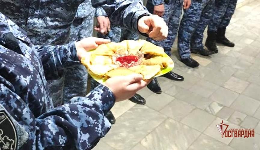 В преддверии Масленицы сотрудницы Росгвардии угостили коллег вкусными блинами