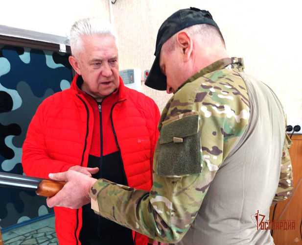 Жители Орловской области продолжают передавать свое оружие и боеприпасы для нужд СВО