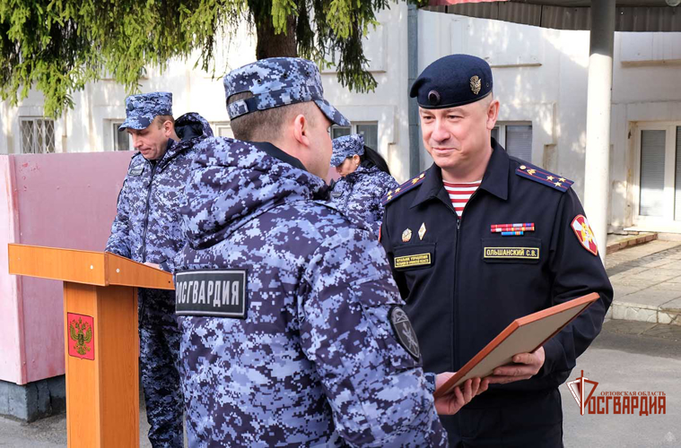 В День войск национальной гвардии Российской Федерации сотрудники и военнослужащие почтили память своих погибших товарищей