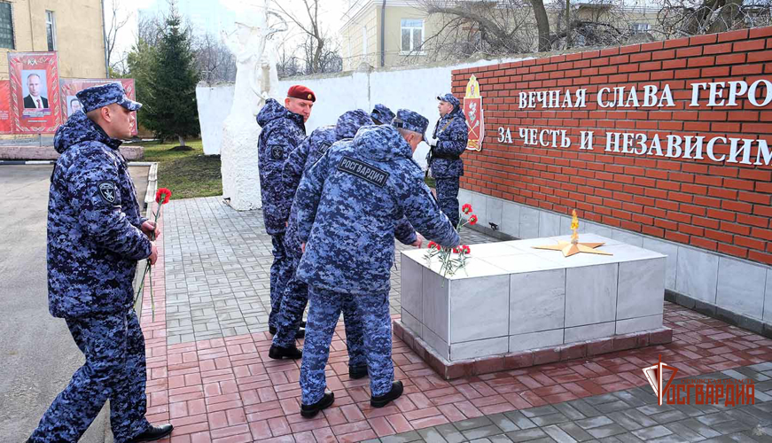 В День войск национальной гвардии Российской Федерации сотрудники и военнослужащие почтили память своих погибших товарищей