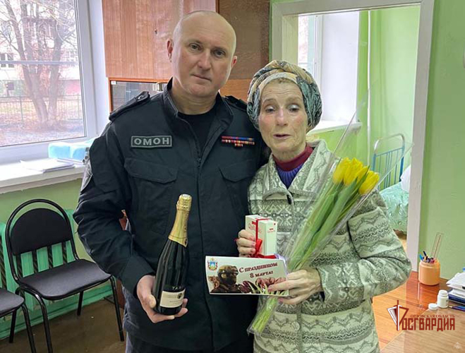 Бойцы спецподразделений поздравили с Международным женским днем матерей и вдов погибших коллег
