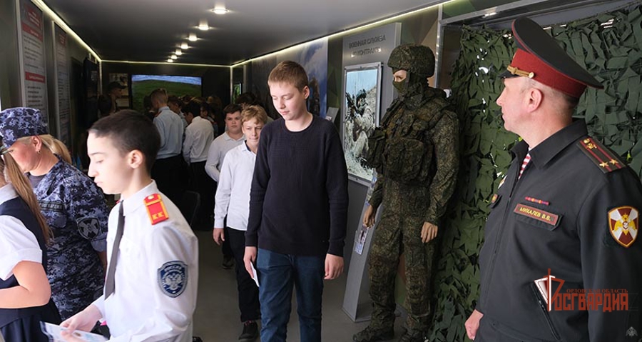 Росгвардейцы вместе с воспитанниками подшефного класса посетили «Поезд Победы»