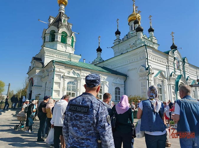 Военнослужащие и сотрудники Росгвардии обеспечили безопасность проведения пасхальных мероприятий