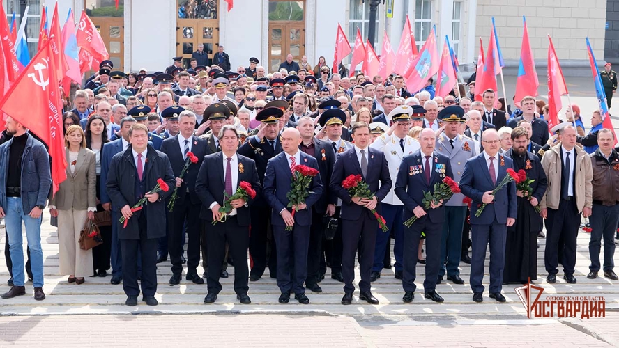 В день празднования Великой Победы сотрудники Росгвардии почтили память героев, отдавших свои жизни за Родину.
