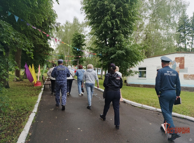 Представители Росгвардии продолжают проверку на антитеррористическую защищенность детских лагерей Орловской области
