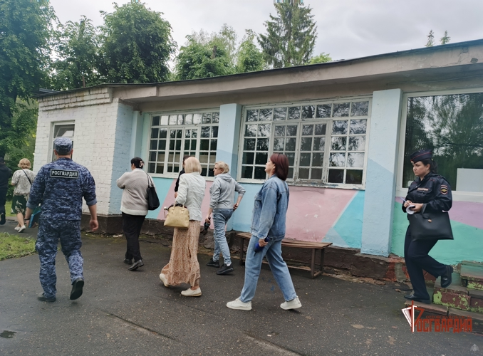 Представители Росгвардии продолжают проверку на антитеррористическую защищенность детских лагерей Орловской области