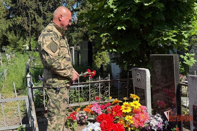 В Орле сотрудники ОМОН «Крепость» Росгвардии почтили память боевого товарища