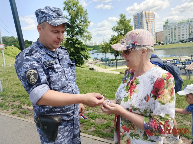 Орловские росгвардейцы приняли участие во Всероссийской акции «Российский триколор»