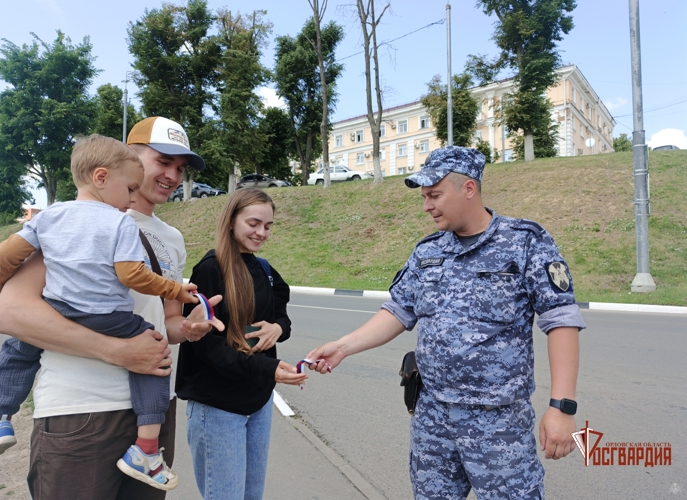 Орловские росгвардейцы приняли участие во Всероссийской акции «Российский триколор»