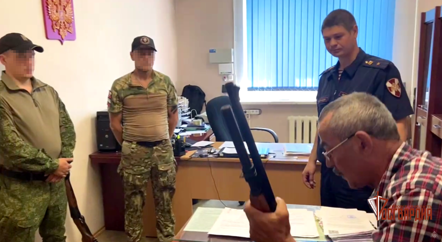 Орловские росгвардейцы на прошлой неделе передали в зону СВО очередную партию гражданского оружия