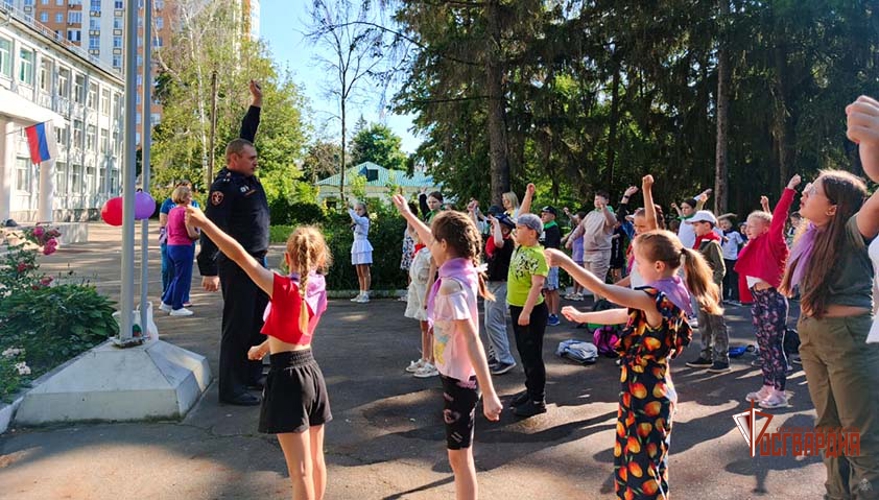 В Орле росгвардейцы провели зарядку с детьми