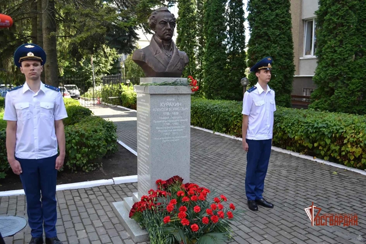 В Орле росгвардейцы приняли участие в торжественном открытии бюста Алексею Борисовичу Куракину