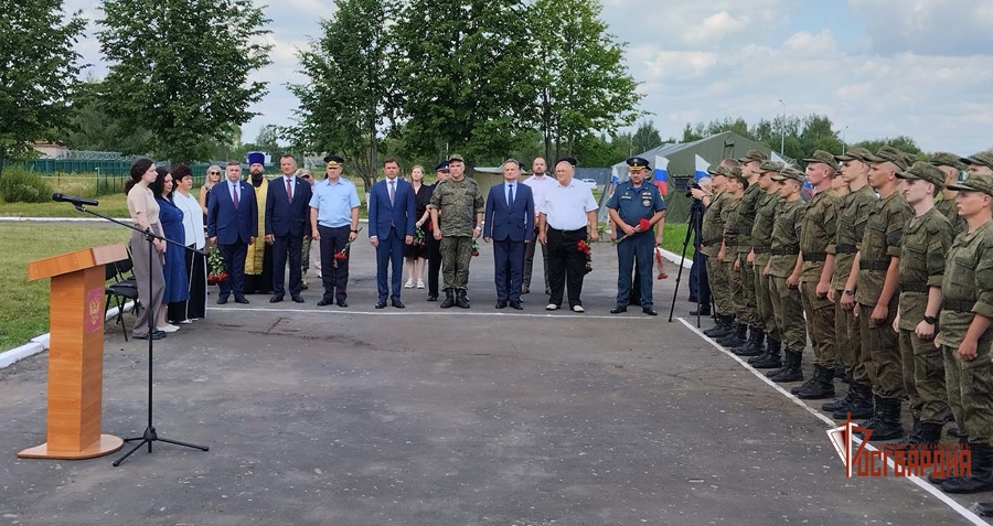 Росгвардейцы приняли участие в открытии памятника погибшему при отражении атаки БпЛА экипажу вертолета