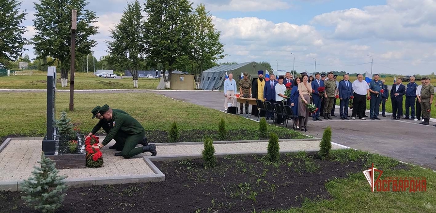 Росгвардейцы приняли участие в открытии памятника погибшему при отражении атаки БпЛА экипажу вертолета