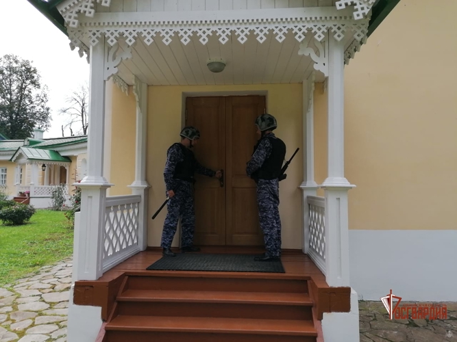 Росгвардейцы провели плановые учения на территории музея-заповедника «Спасское-Лутовиново»