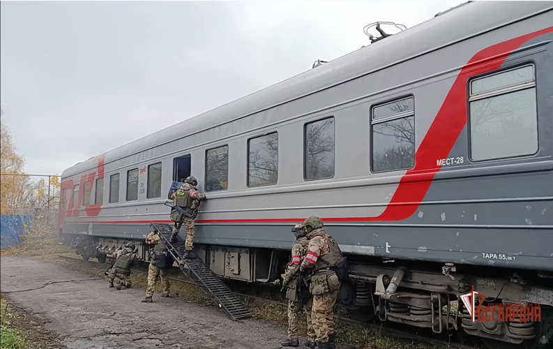 Росгвардейцы отработали действия по спасению заложников на железной дороге