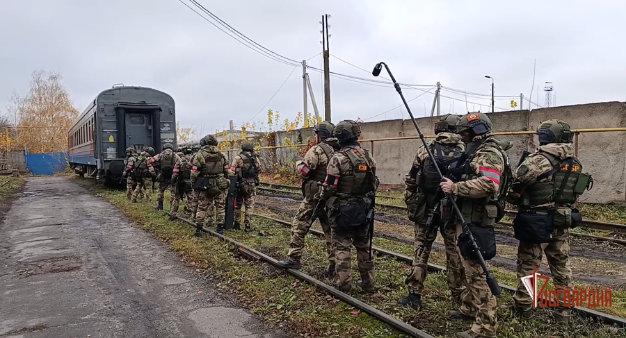 Росгвардейцы отработали действия по спасению заложников на железной дороге