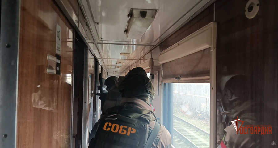 Росгвардейцы отработали действия по спасению заложников на железной дороге