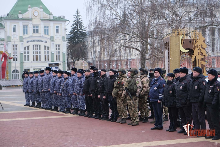 Росгвардейцы приняли участие в гарнизонном разводе на центральной площади Орла