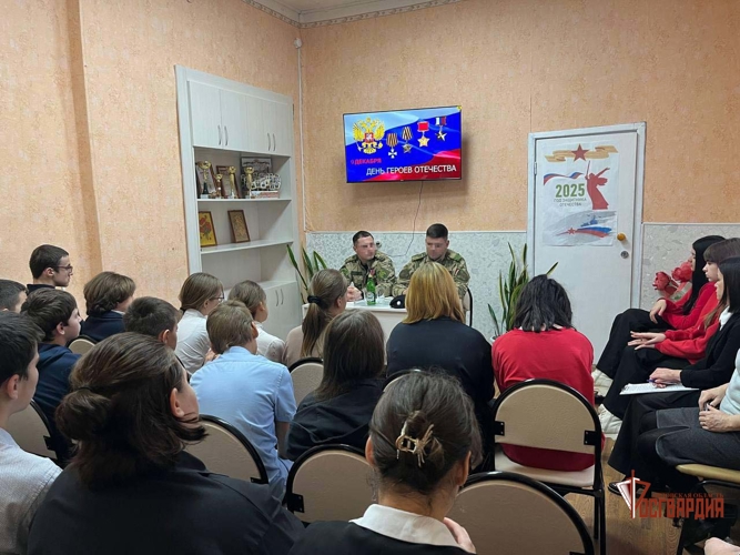 Сотрудники ОМОН «Крепость» поговорили с орловскими школьниками о подвигах неизвестных солдат