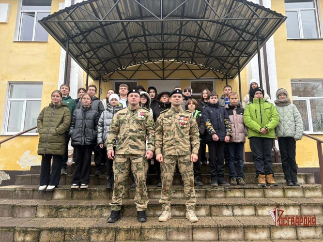 Сотрудники ОМОН «Крепость» поговорили с орловскими школьниками о подвигах неизвестных солдат