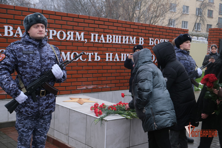 В Орле увековечили память сотрудников Росгвардии, погибших при исполнении служебного долга