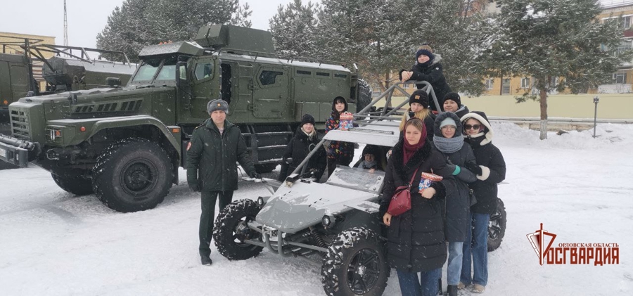 В Орле сотрудники Росгвардии поздравили воспитанников подшефных учреждений с Новым годом