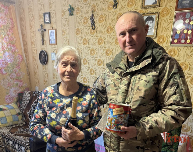 В Орле «Дед Мороз специального назначения» поздравил с Новым годом и Рождеством подшефные семьи Росгвардии