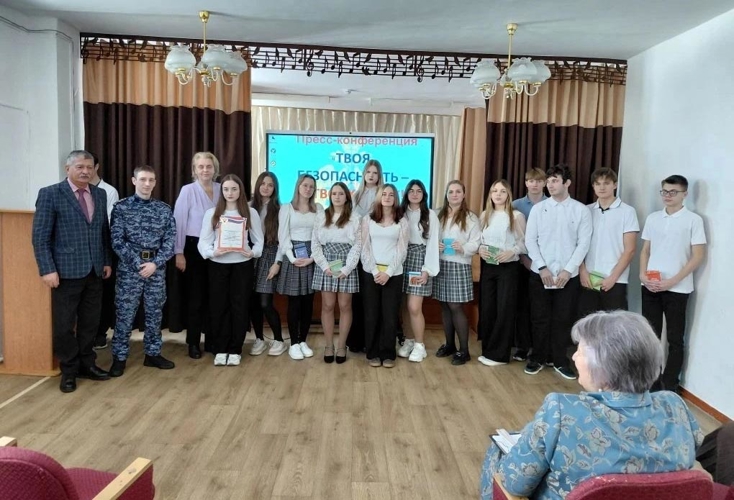 Ливенские росгвардейцы наградили школьников за знание действий при чрезвычайных ситуациях