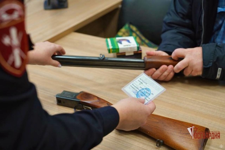 В Орле росгвардейцы передали в зону СВО партию гражданского оружия