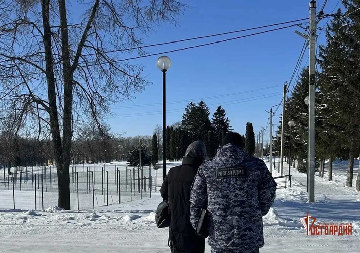Сотрудники Росгвардии проверили антитеррористическую защищённость мест массового пребывания граждан в Малоархангельске