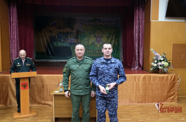 В Орле росгвардейцам вручили погоны от очередных воинских званий
