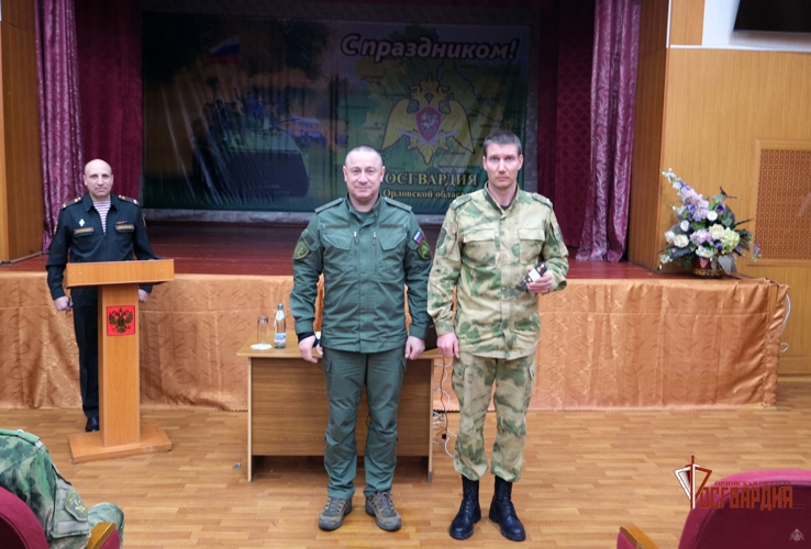 В Орле росгвардейцам вручили погоны от очередных воинских званий