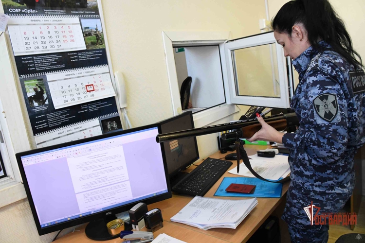 Сотрудники подразделений государственного контроля и лицензионно-разрешительной работы Росгвардии отмечают профессиональный праздник