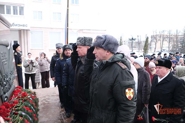 Росгвардейцы приняли участие в возложении цветов в честь Дня защитника Отечества