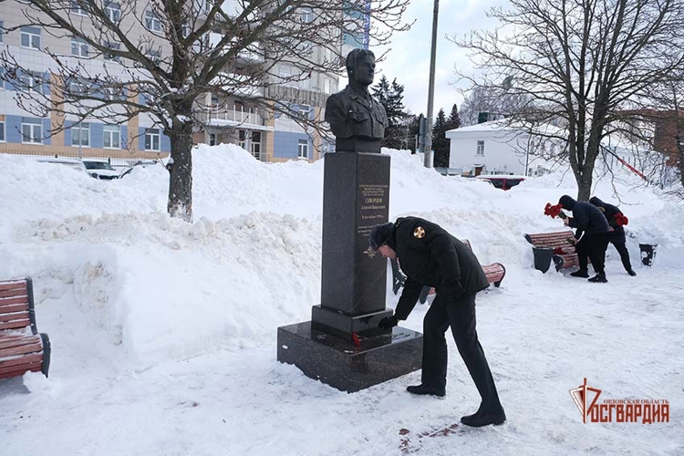Росгвардейцы приняли участие в возложении цветов в честь Дня защитника Отечества