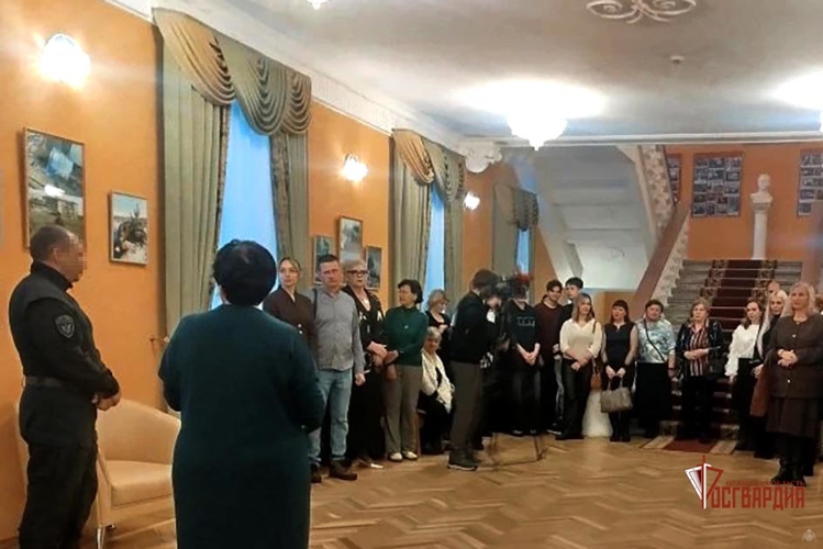 Сотрудник ОМОН «Крепость» Росгвардии стал особым гостем орловской фотовыставки