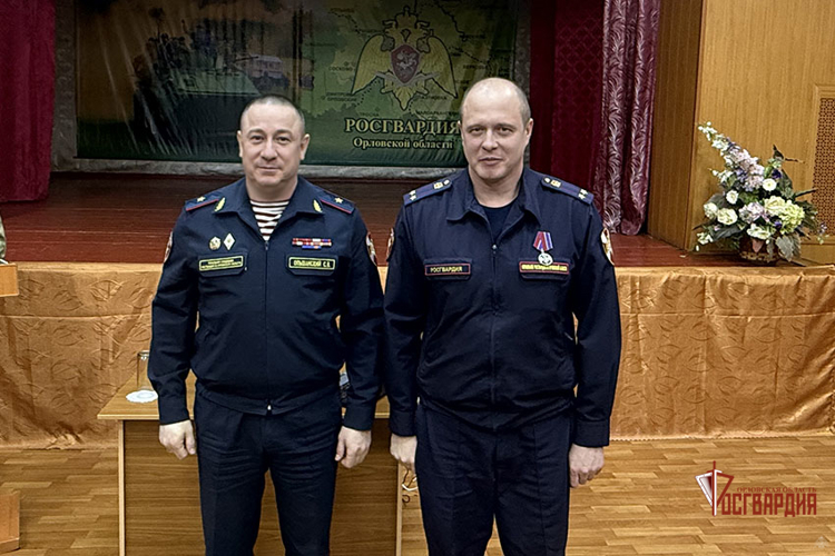 В Орле росгвардейцев поздравили с 57-летием подразделений лицензионно-разрешительной работы и государственного контроля