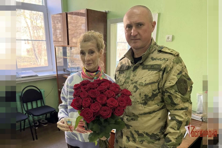Бойцы ОМОН «Крепость» поздравили с юбилеем маму погибшего сослуживца