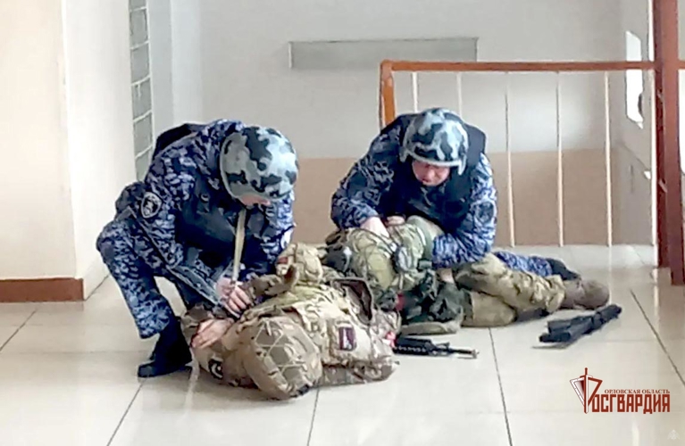 Росгвардейцы отработали задержание условных террористов в орловском техникуме