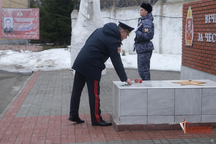 Росгвардейцы почтили память сослуживцев, погибших при исполнении служебного долга