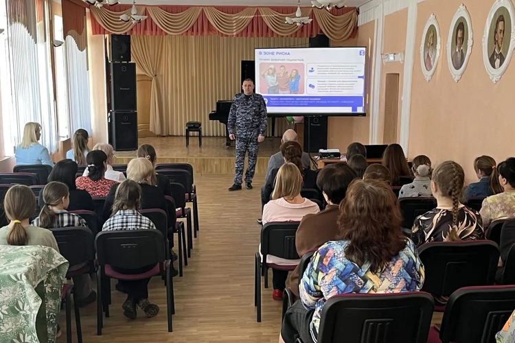 Росгвардейцы побеседовали о безопасности в сети с воспитанниками детской школы искусств