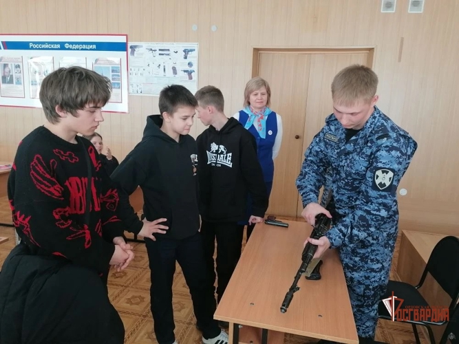 Росгвардейцы провели экскурсию для орловских школьников