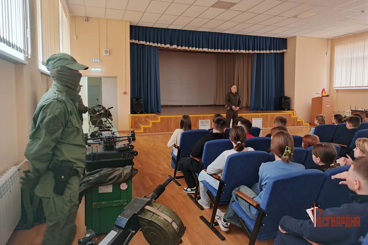 Бойцы СОБР "Орел" провели урок мужества для школьников