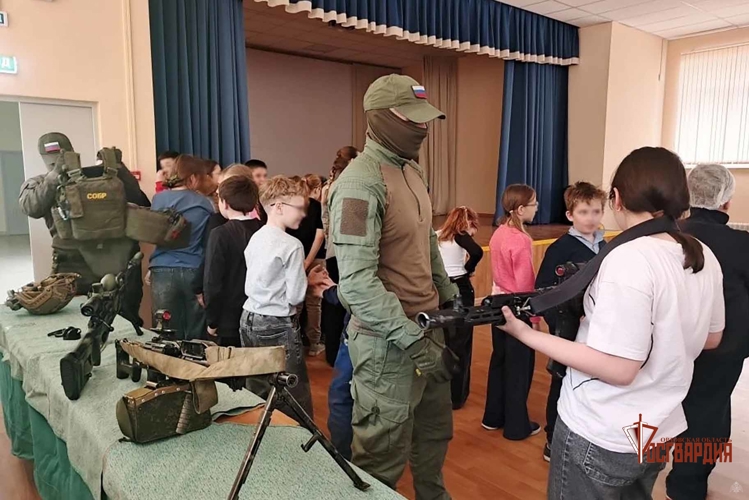 Бойцы СОБР "Орел" провели урок мужества для школьников