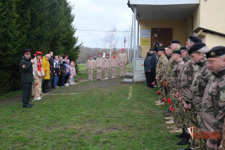 В орловской школе увековечили память погибшего бойца ОМОН «Крепость» Дениса Оксова