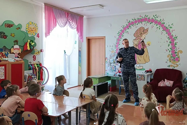 В Орле росгвардеец провёл для детей занятие по безопасности